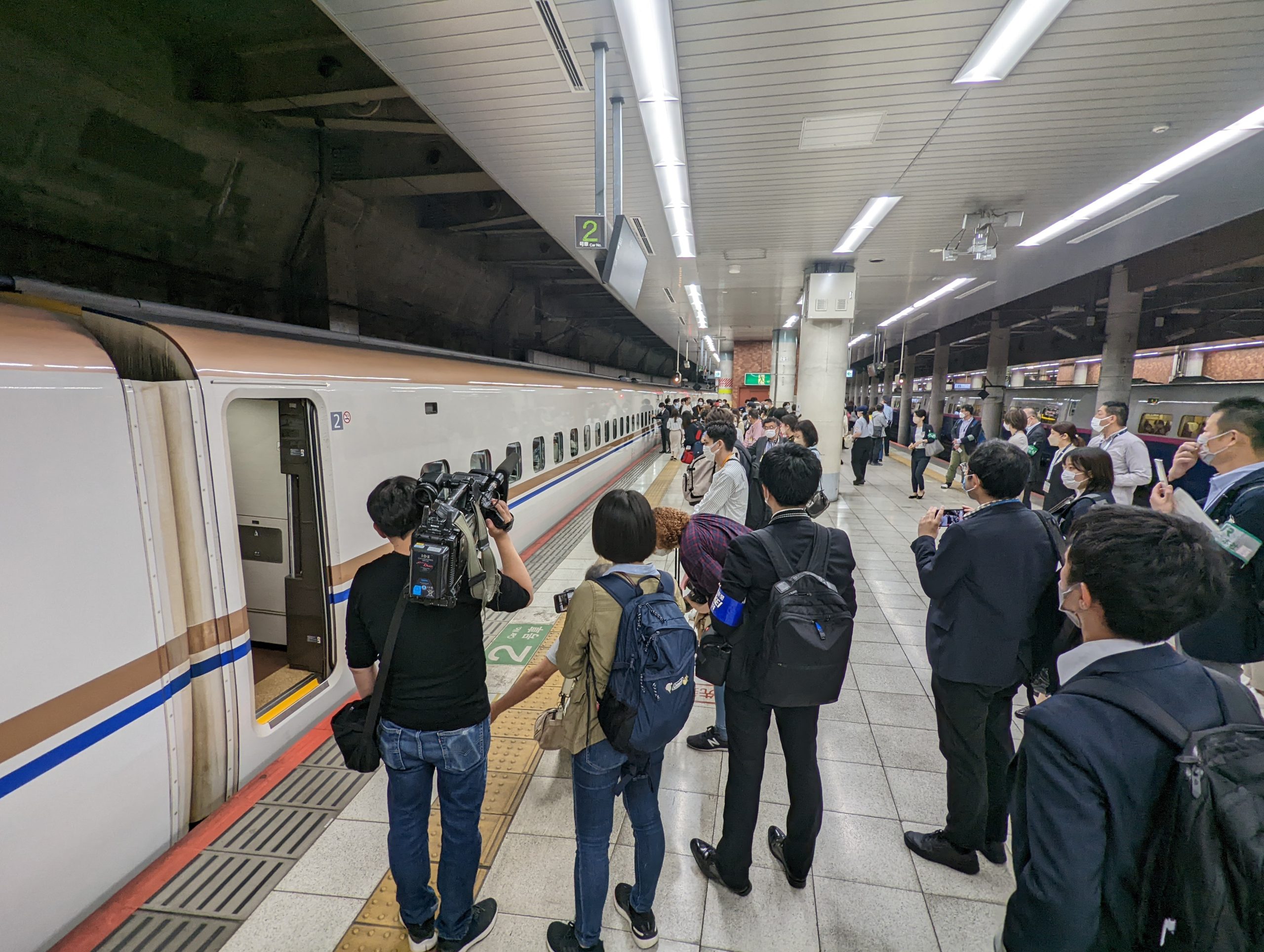 上野駅ホームに停車するペット専用新幹線